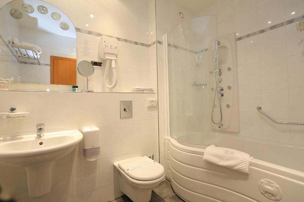 Double or Twin Room, Balcony, Park View photo 3