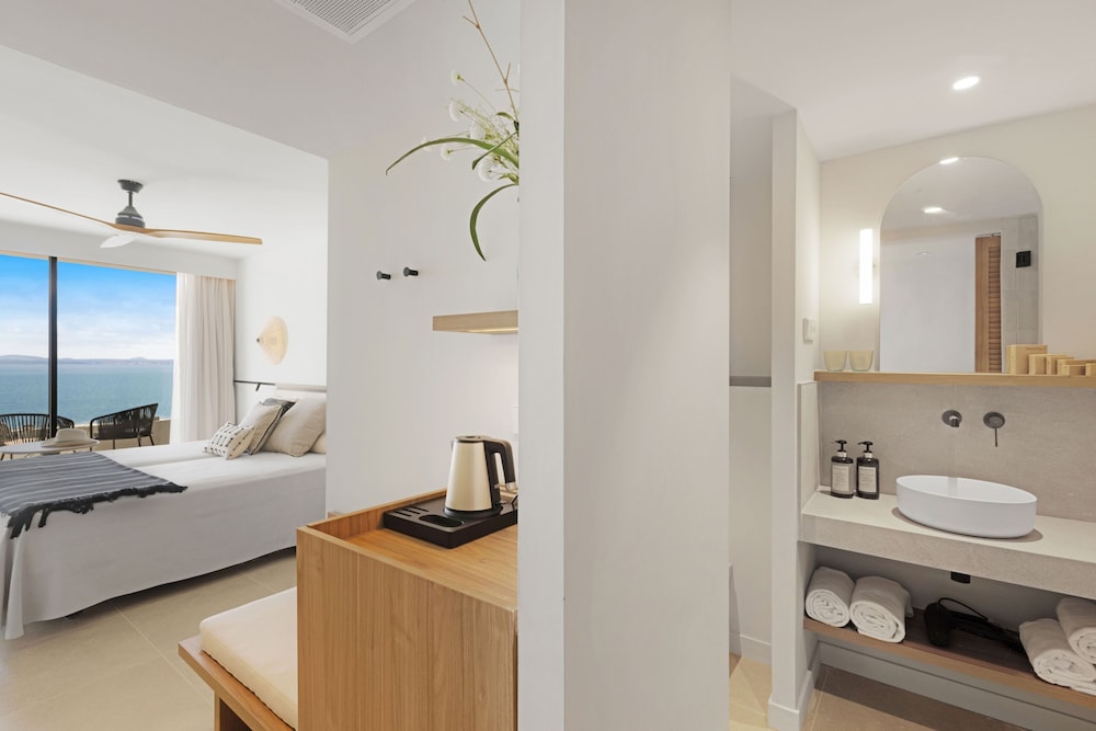 Premium Double Room, Balcony, Sea View (1 adult and 1 child) photo 3