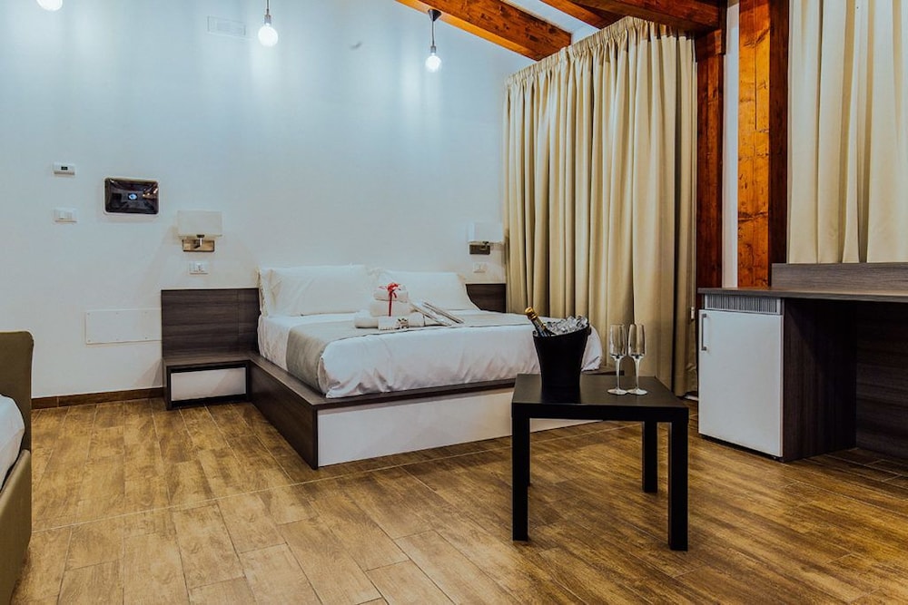 Deluxe Double or Twin Room, Jetted Tub photo 3