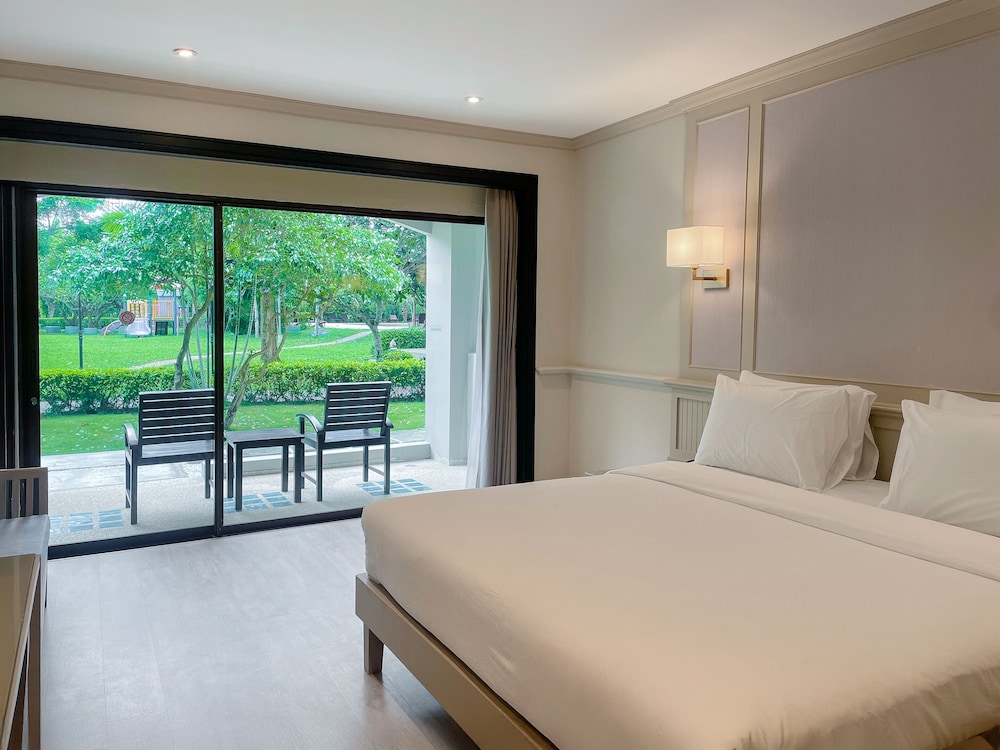 Deluxe Pool View with Terrace - King