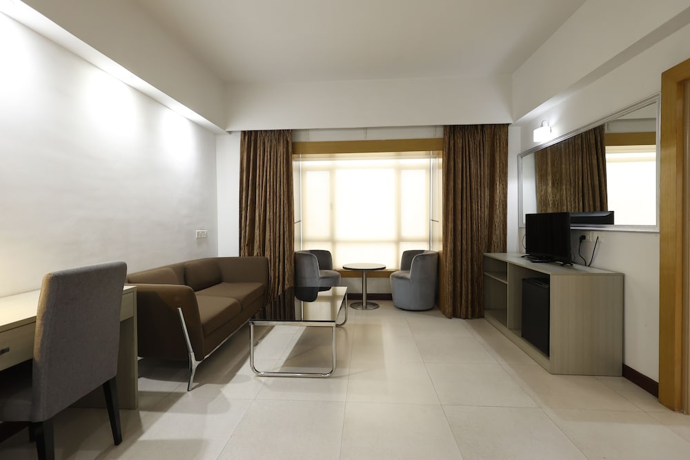 Suite with separate living area - High Floor - Photo 3