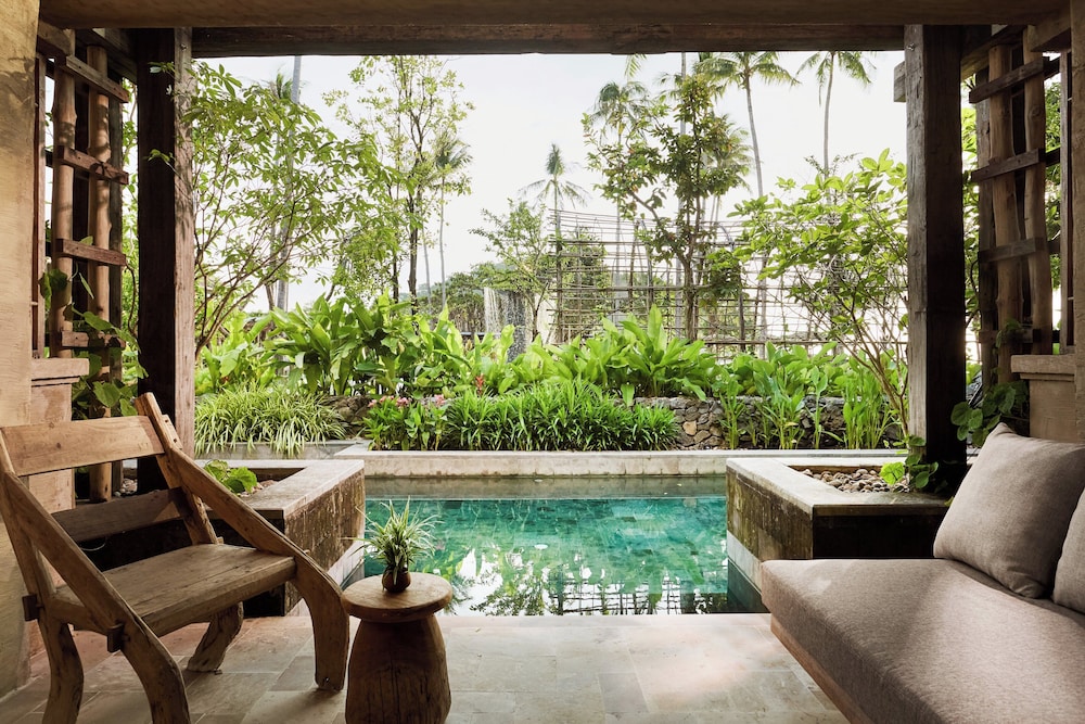 Grand Room, 1 King Bed, Pool Access, Garden View
