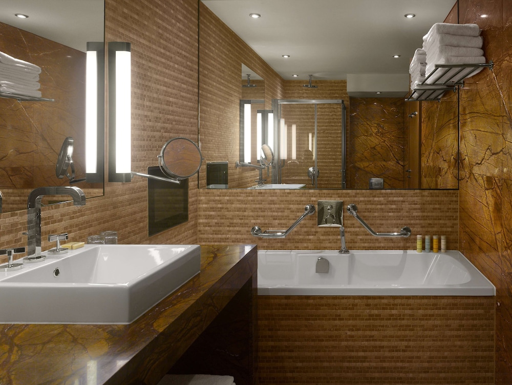 Suite, Balcony thumbnail 6