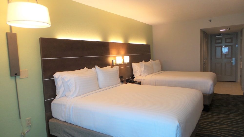 Standard Room, 2 Queen Beds, Balcony, Oceanfront (High Floor) - Photo 2