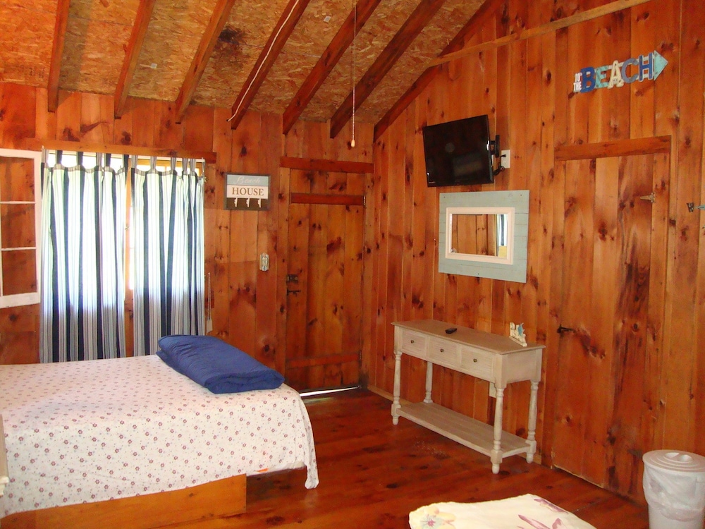 Basic Cabin, 2 Queen Beds photo 3