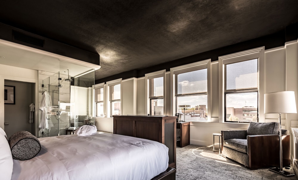 Signature Single Room, 1 King Bed photo 2