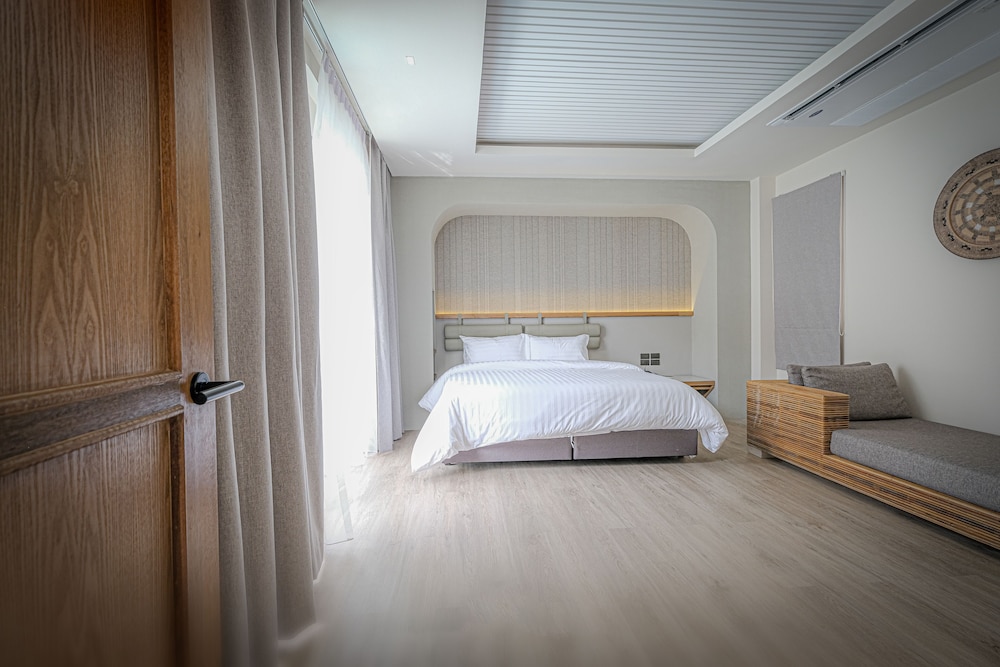 Family Suite Pool Villa (Roundtrip airport transfer) - Photo 2