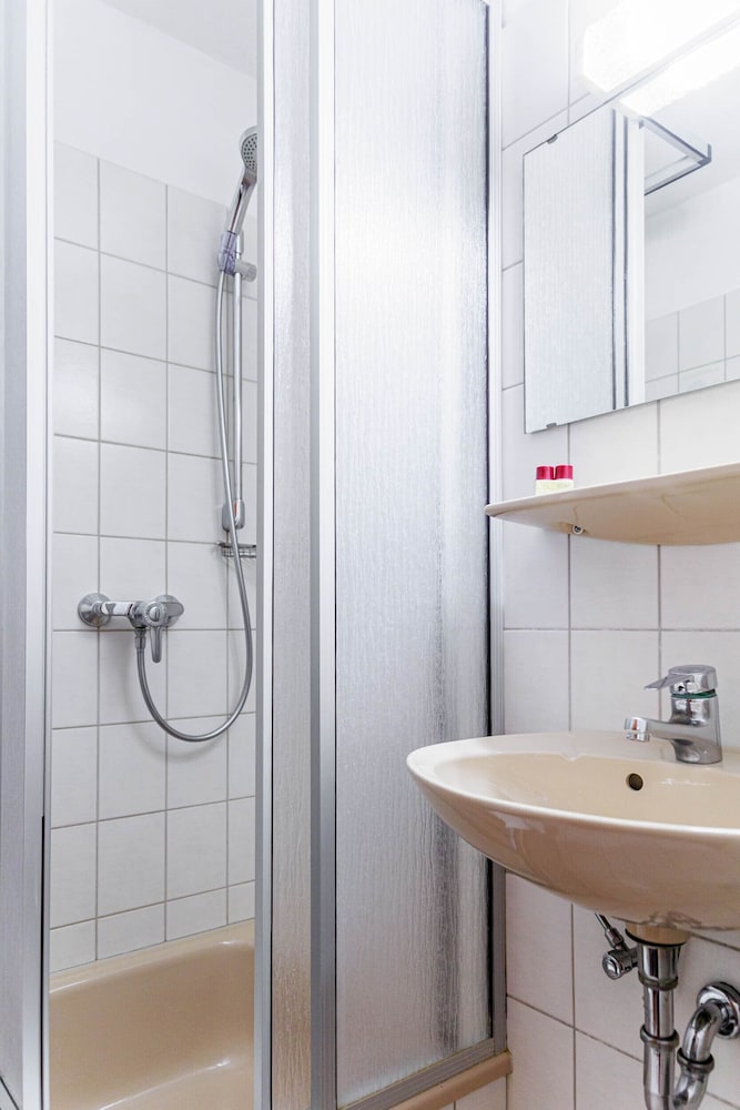 Standard Double or Twin Room - Photo 5