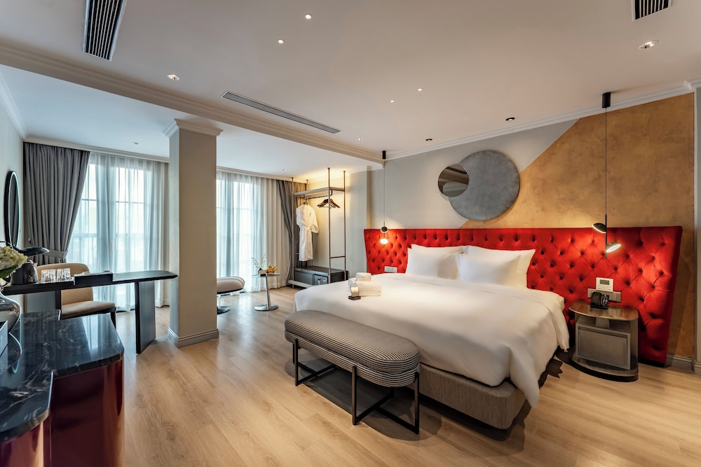 du LAC Suite with Ben Thanh view