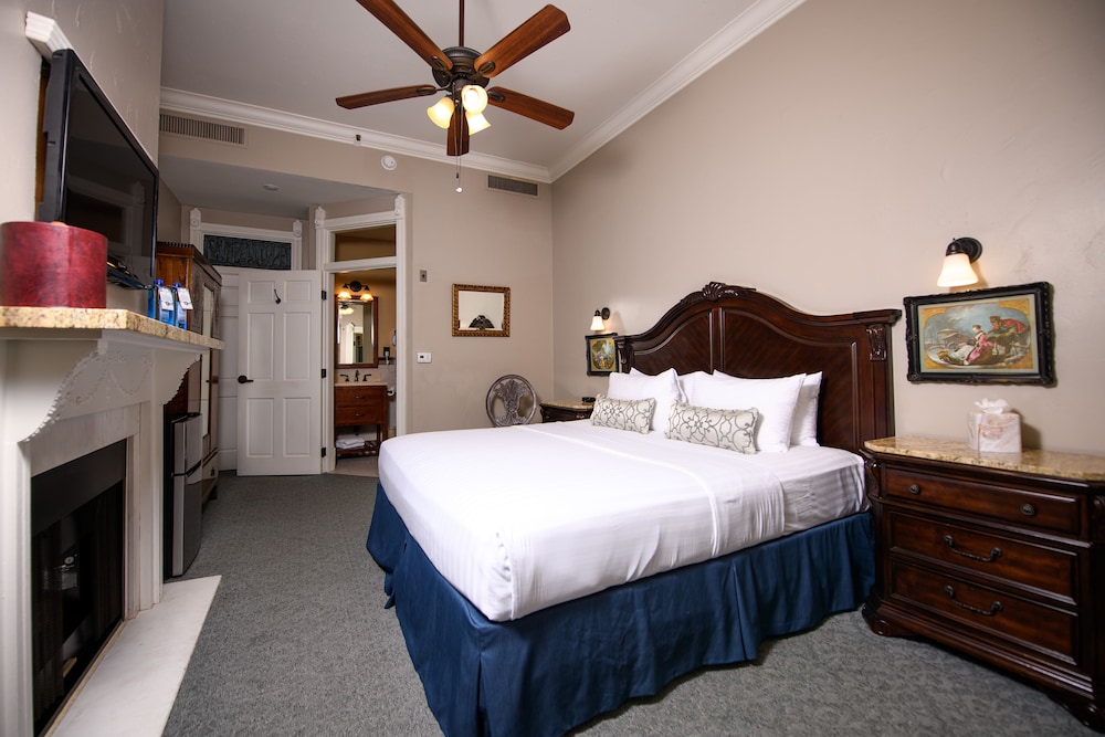 Room, 1 King Bed, Balcony, City View photo 3