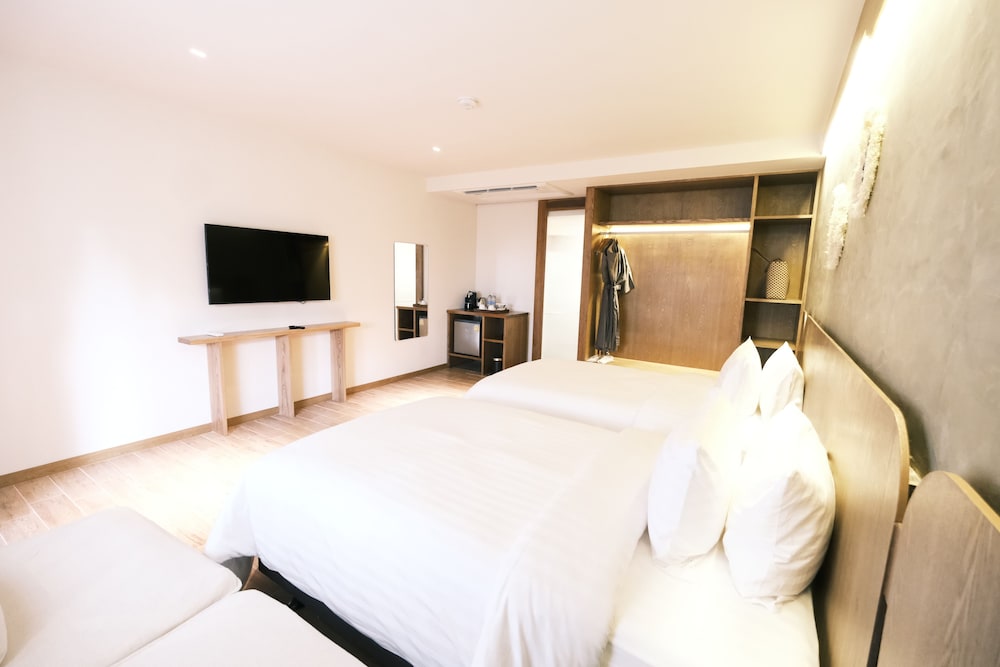Superior Garden (1 way airport transfer) - Photo 3