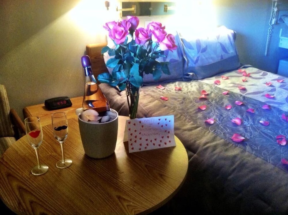 Standard Room, 1 Queen Bed photo 3