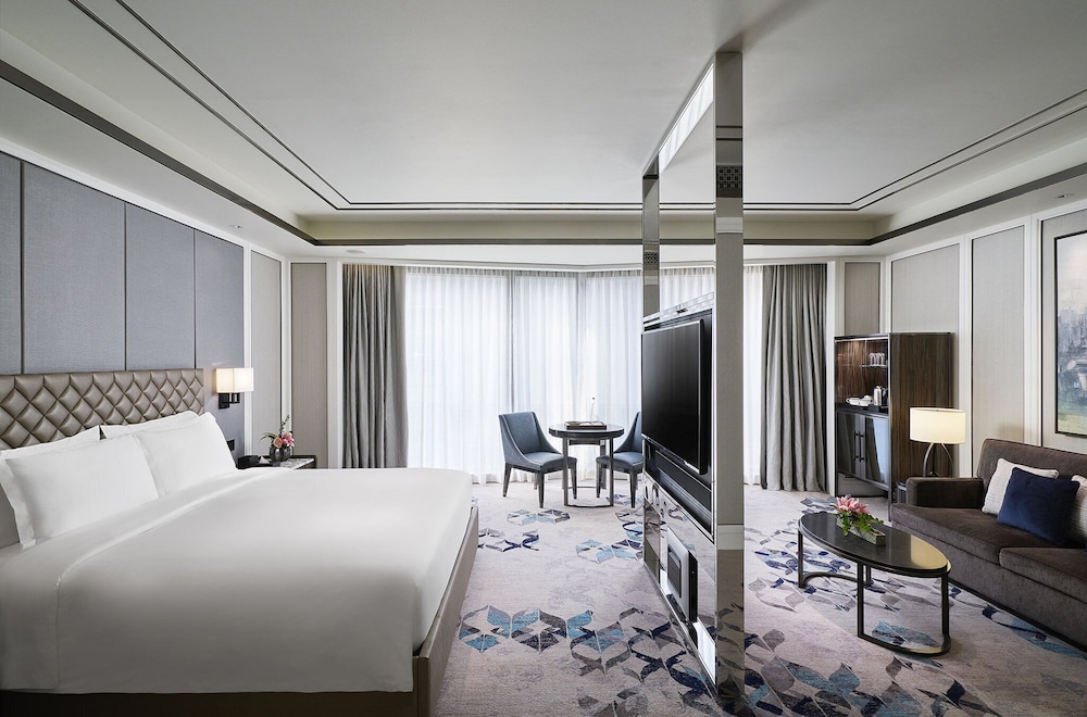 Deluxe Room, 1 King Bed - Photo 1