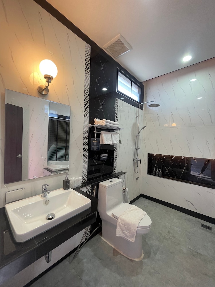 Deluxe with Bathtub Twins - Photo 6