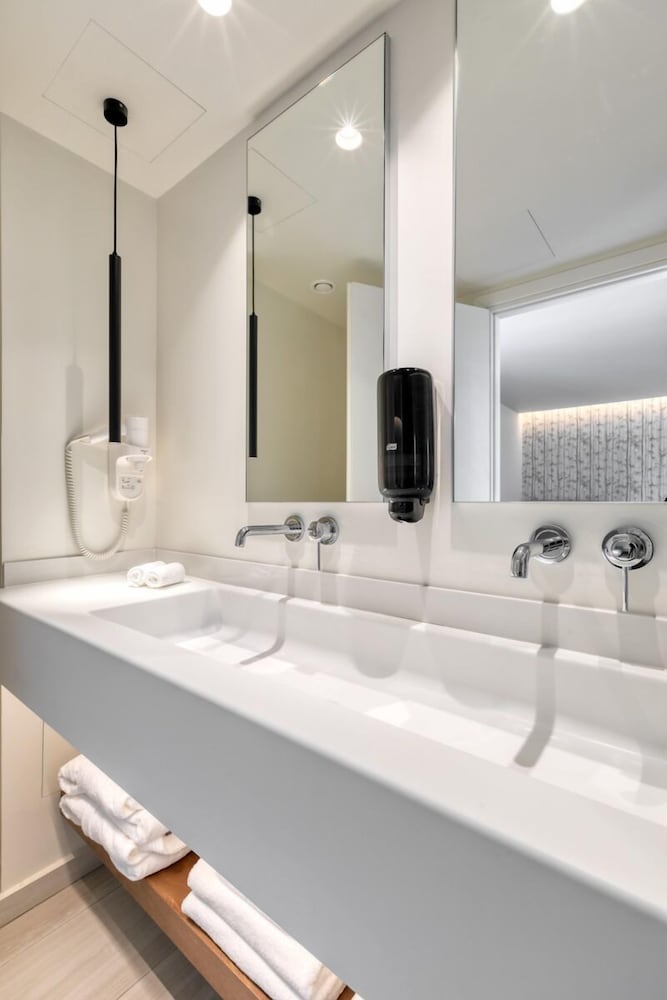 Basic Double Room, 1 Bedroom, Non Smoking, Pool View photo 3