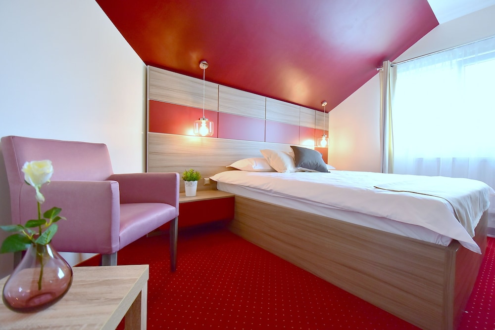 Deluxe Double Room (Burgundy) photo 1
