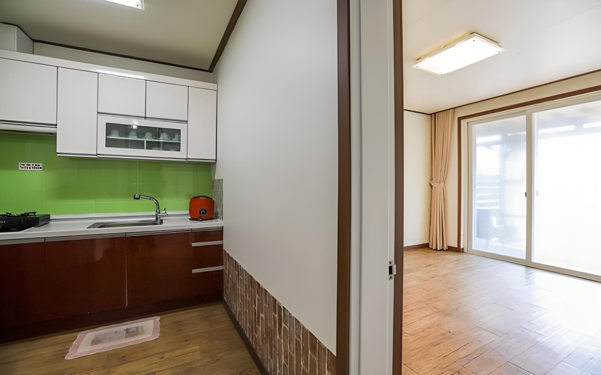 Room (2 building room 102 (50m ondol)) - Photo 2