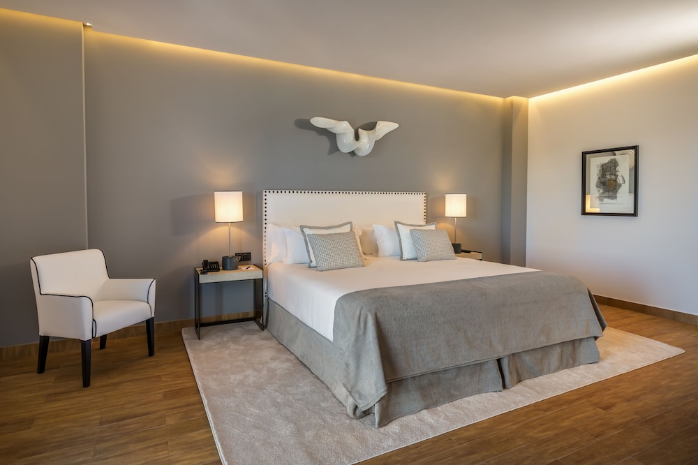 Deluxe Room (with extra bed) - Photo 2