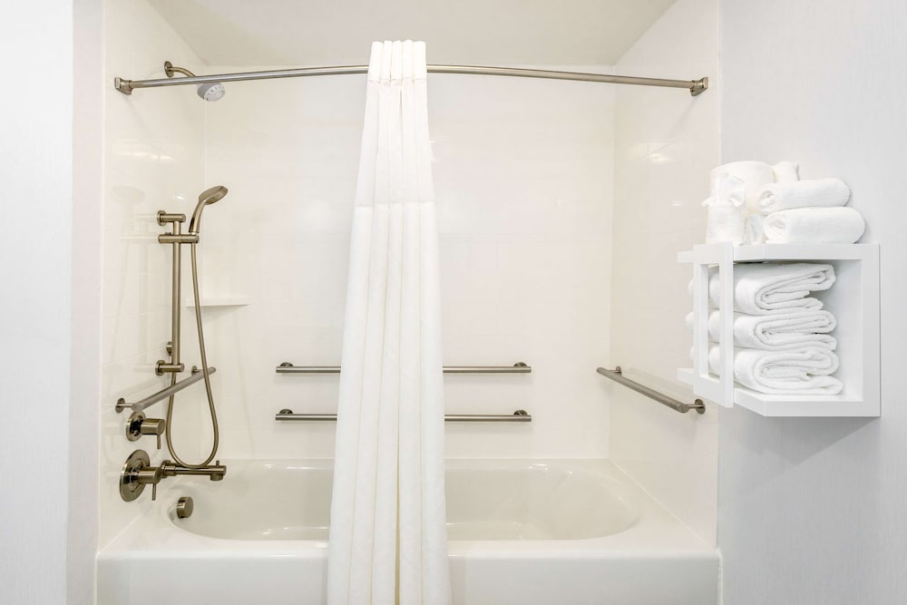 Room, Accessible, Bathtub thumbnail 5