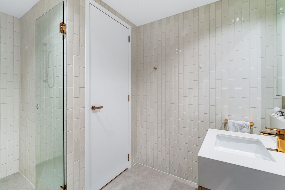 2 Bedroom 2 Bathroom Split Level Apartment - Photo 5