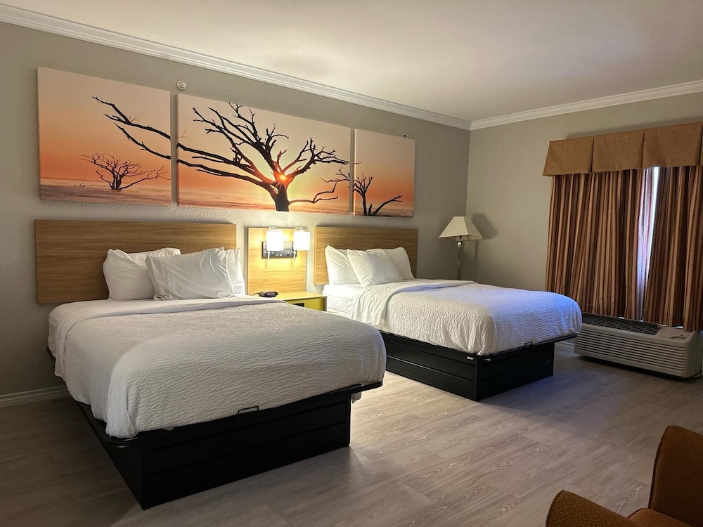 Room, 2 Queen Beds, Non Smoking - Photo 6