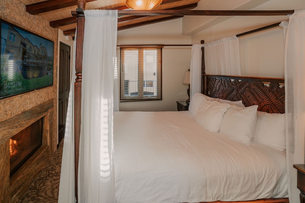 Deluxe Room, 1 King Bed - Photo 3