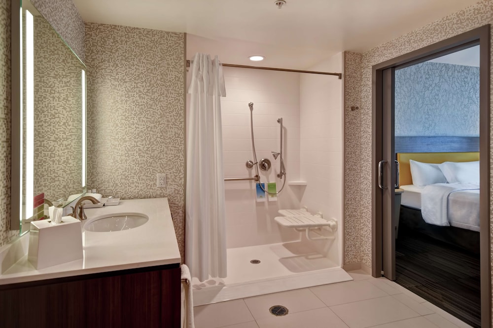 Suite, 1 King Bed, Accessible (Mobility & Hearing, Roll-in Shower) - Photo 4