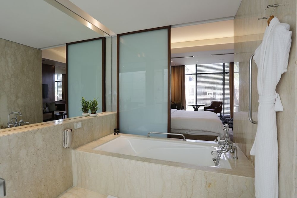 Room, 1 King Bed, Garden View - Photo 10