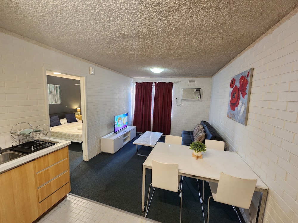 One Bedroom Apartment Queen Bed - Photo 3