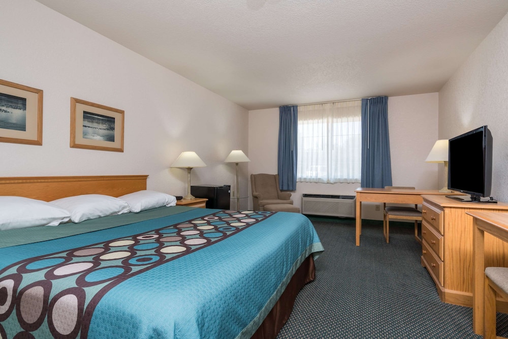 Room, 1 King Bed, Non Smoking, Refrigerator & Microwave - Photo 1