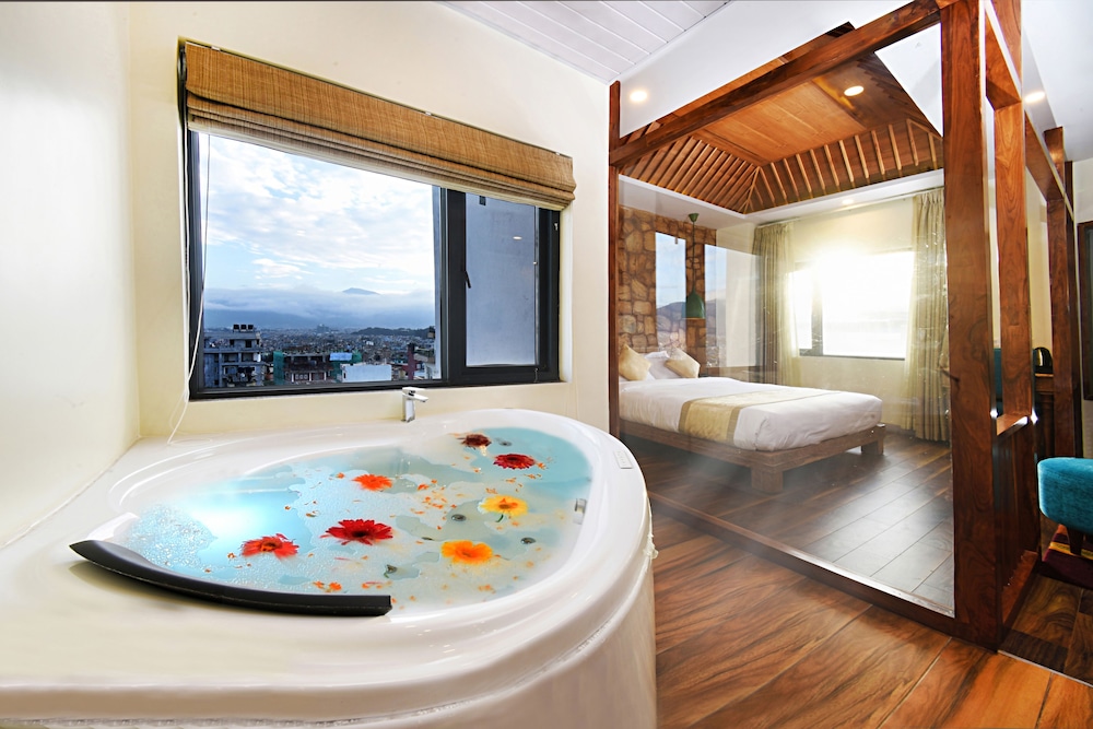 Presidential Suite, 1 King Bed, Non Smoking, Mountain View photo 2