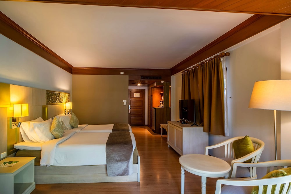 Deluxe Room, 2 Twin Beds, Non Smoking, Pool View - Photo 2