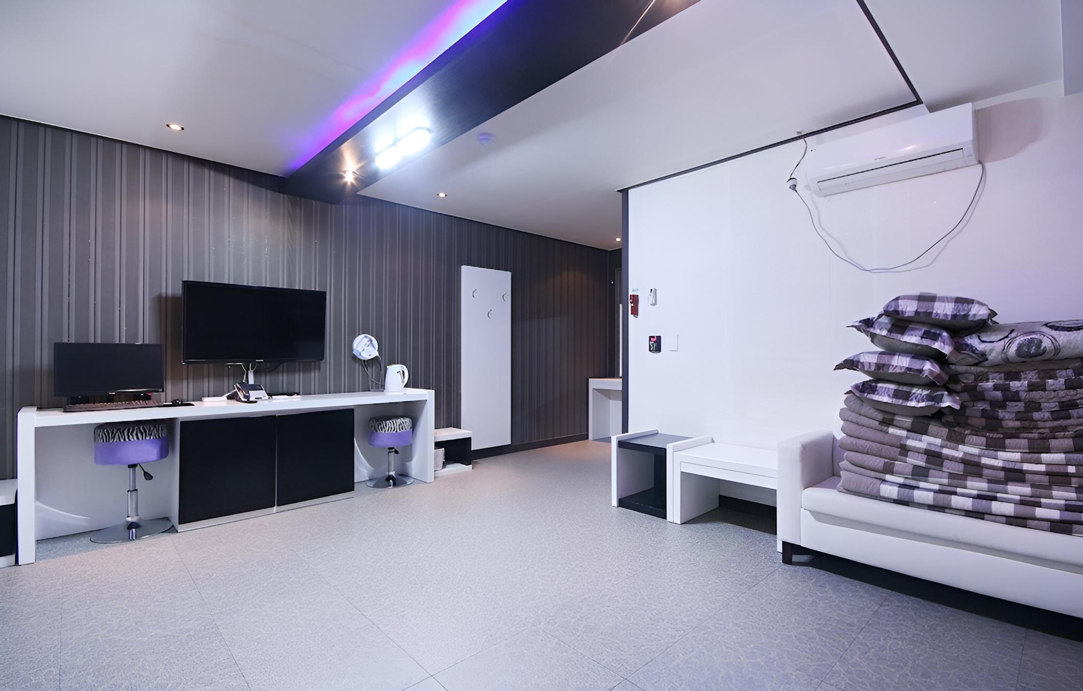 Room (Korean Style Room (Netflix Rooftop Co) photo 2