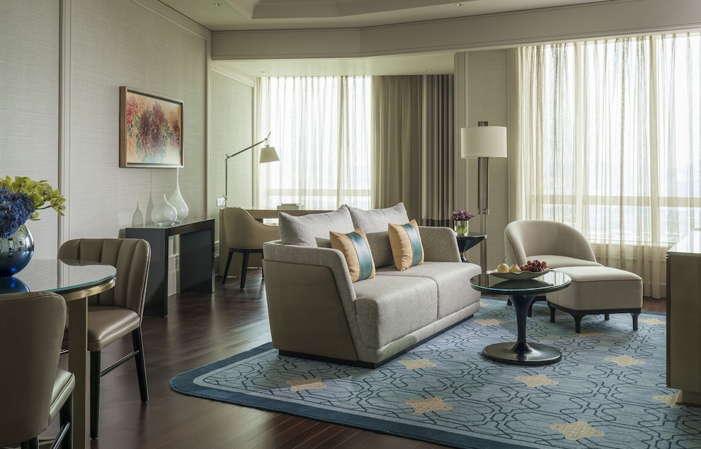 Executive Suite, 1 King Bed - Photo 2