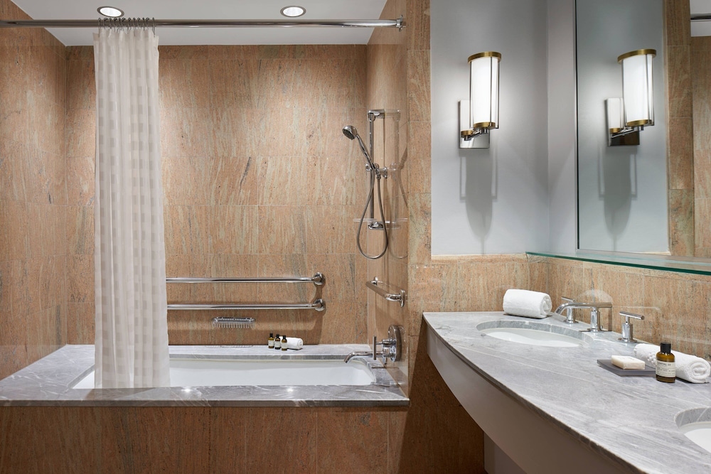 Deluxe Room, 1 King Bed (Hearing Accessible) - Photo 4