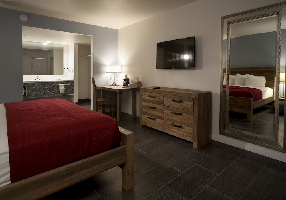 Deluxe Room, 1 King Bed - Photo 2