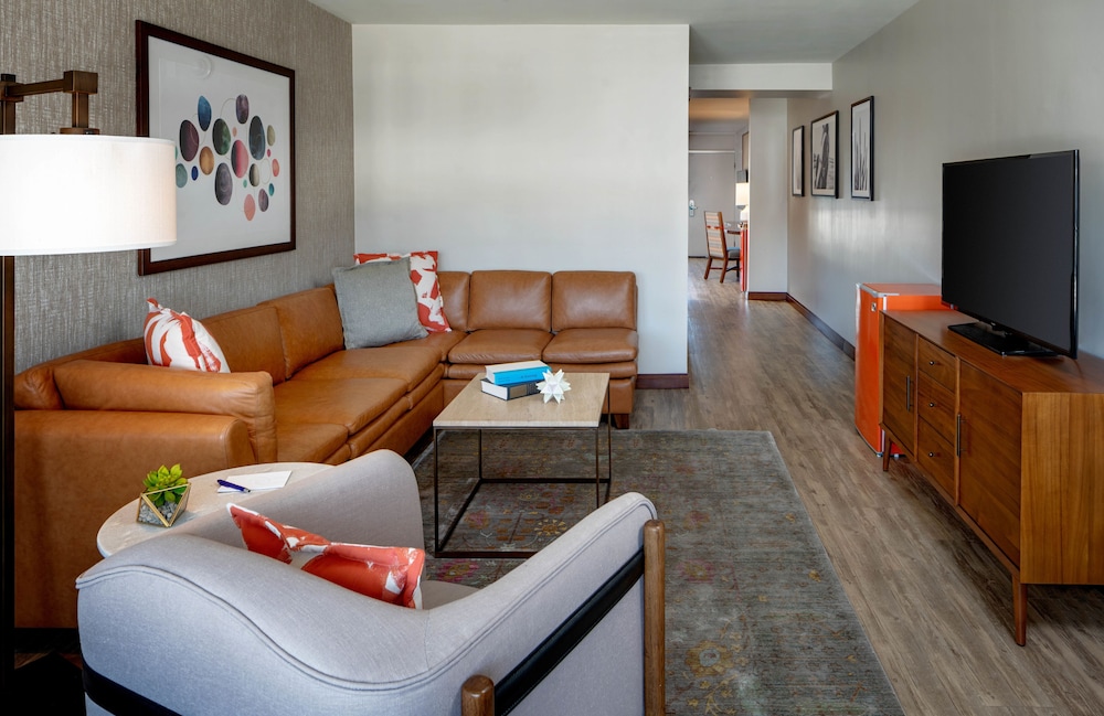 Suite, 1 Bedroom, Poolside - Photo 4
