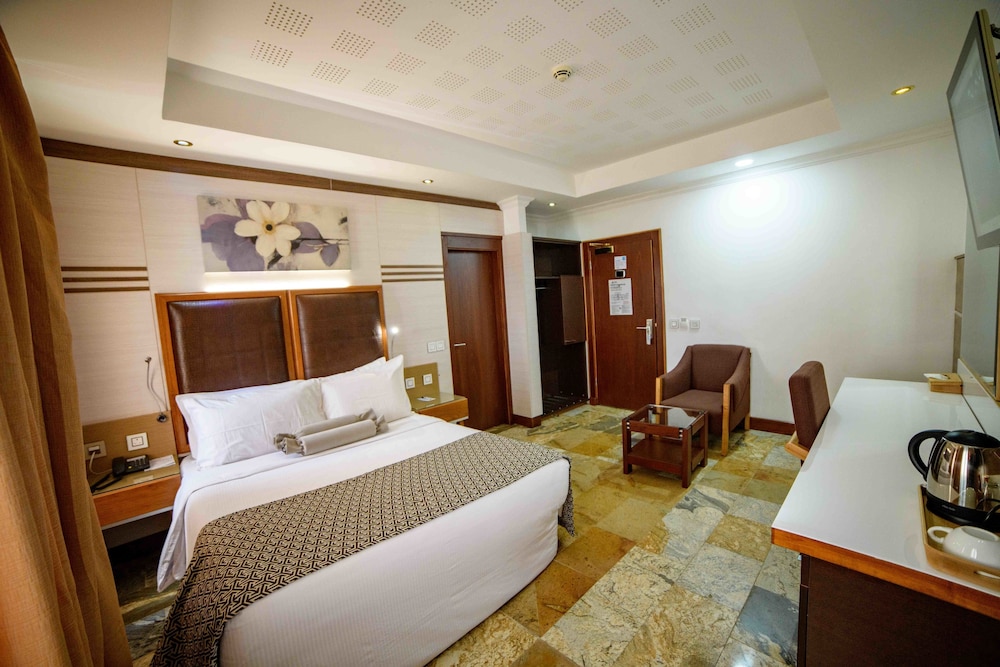 Comfort Room, 1 Queen Bed, City View photo 3