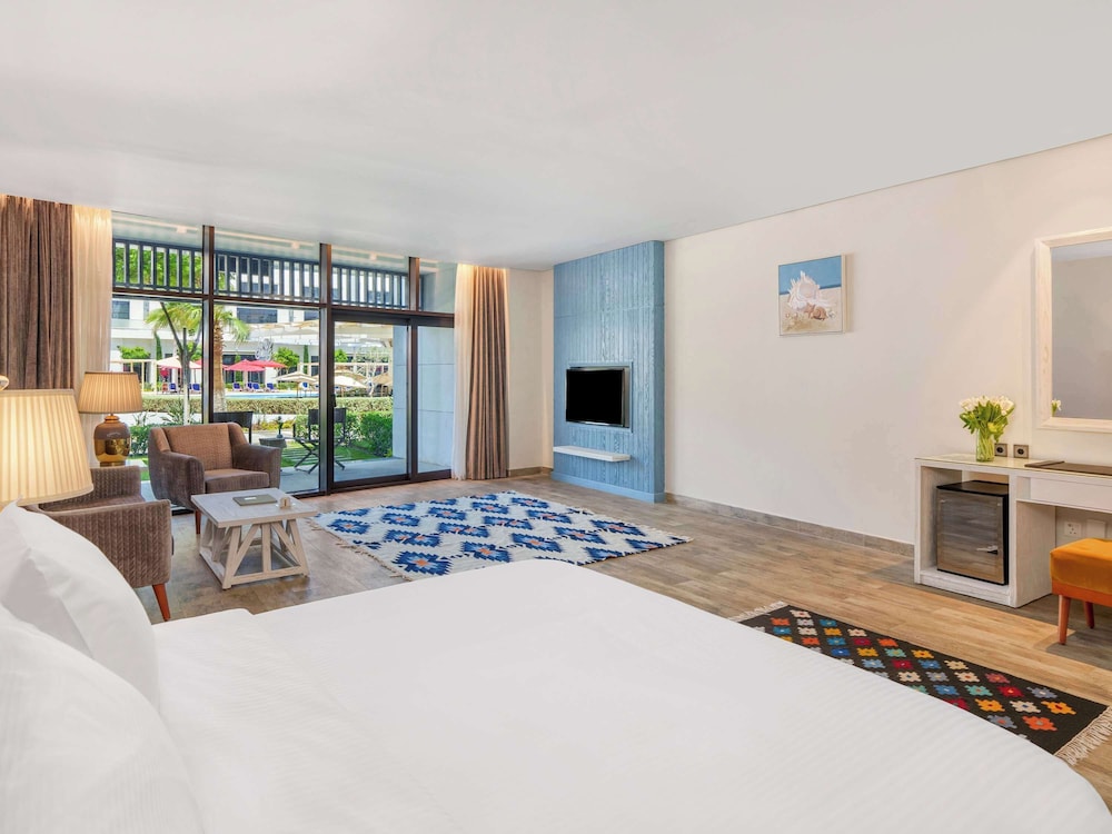 Deluxe Room, 1 King Bed, Accessible photo 2