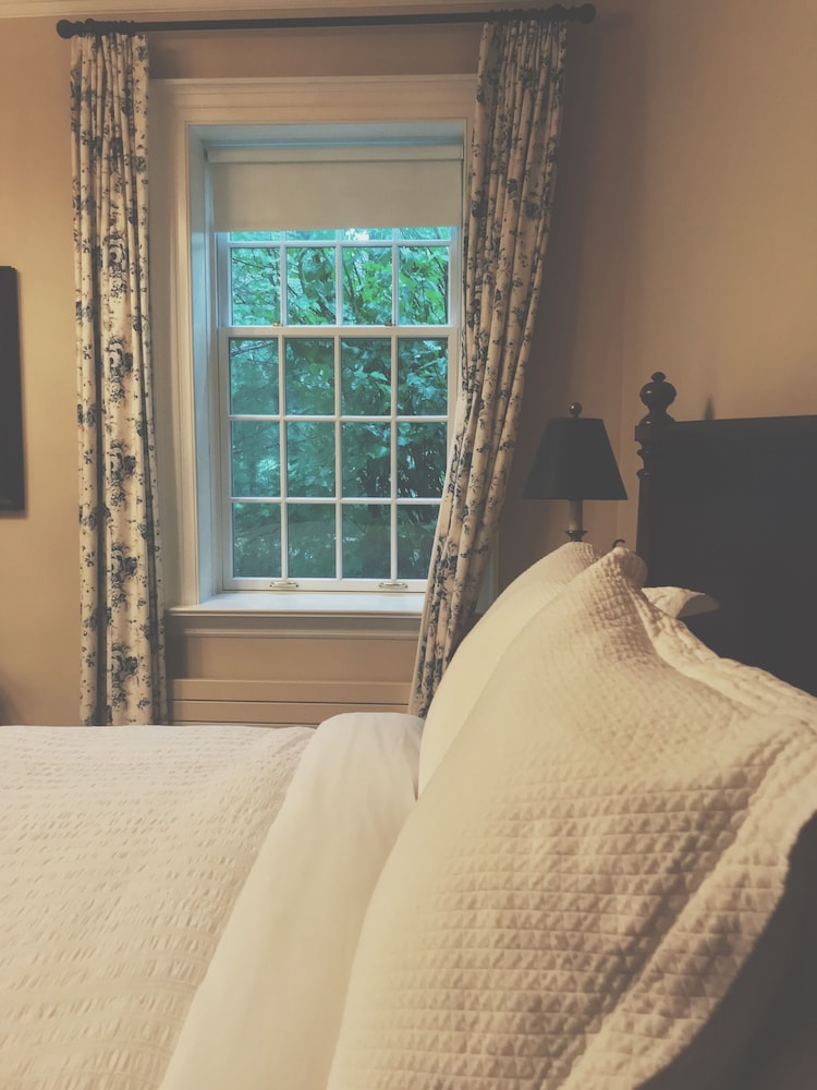 Deluxe Room, 1 Queen Bed, Ground Floor