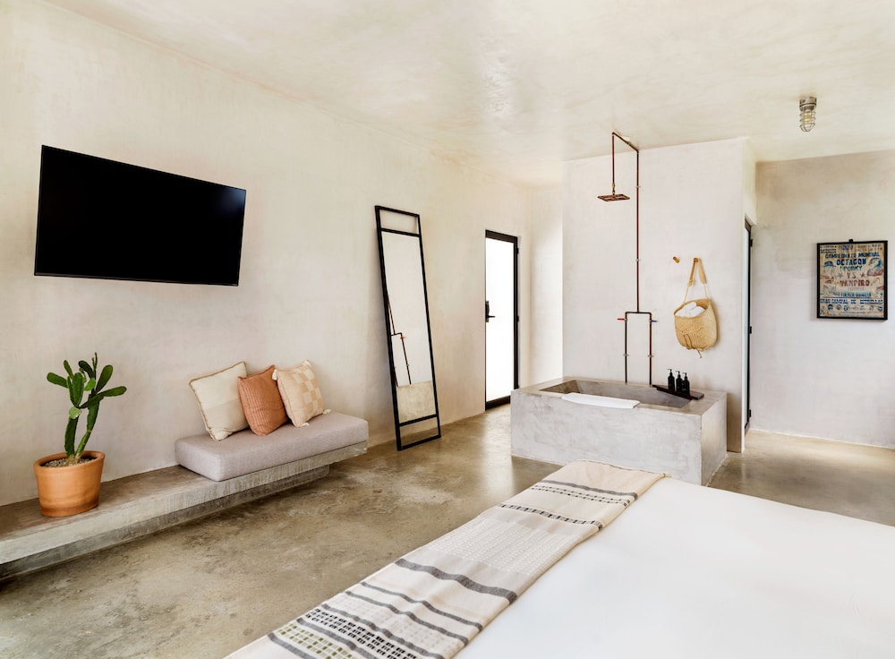 Room, 1 King Bed (Paradise Cove) photo 2