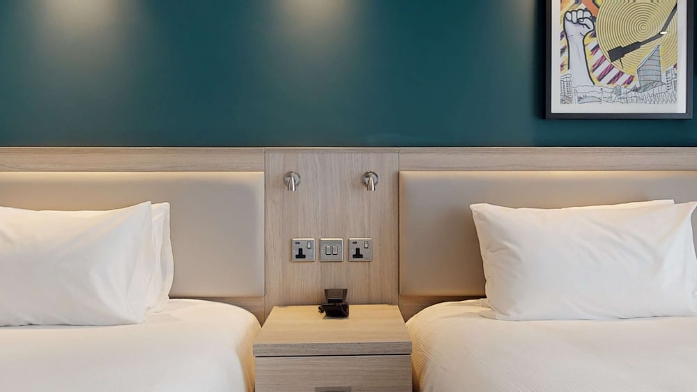 Queen Room with extra single bed - Photo 4