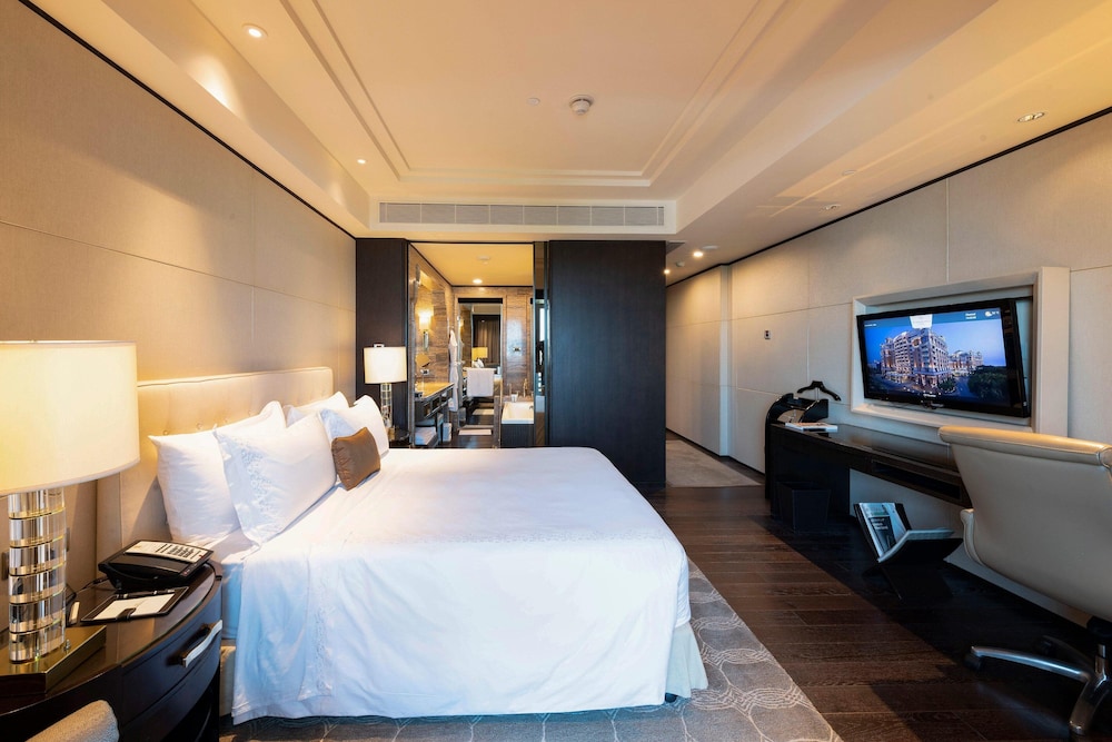 House, Multiple Beds, City View - Photo 1