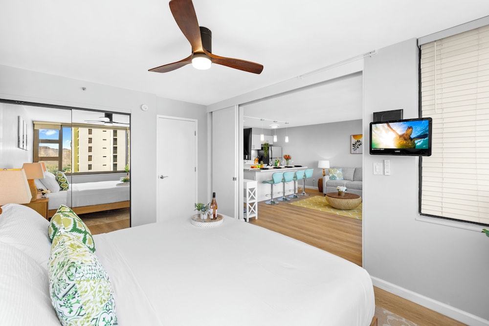 Diamond Head and Ocean views with King Bed and Parking: Condo, 1 Bedroom, Ocean View (0095) photo