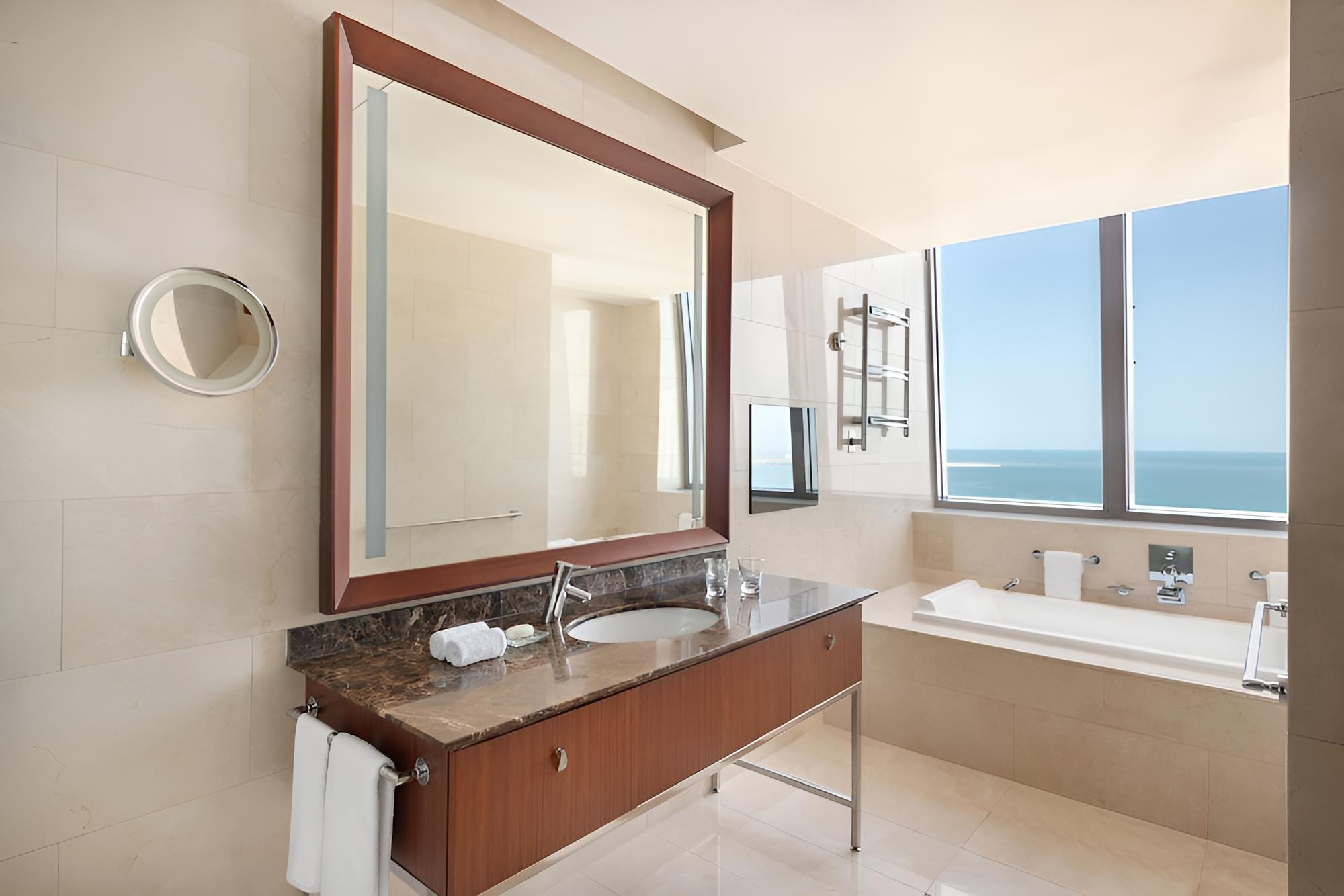 Executive Suite, 1 King Bed, Corner - Photo 4