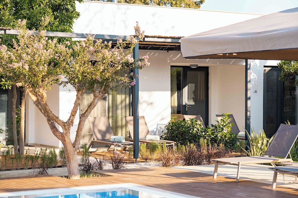 Family Villa, Corner