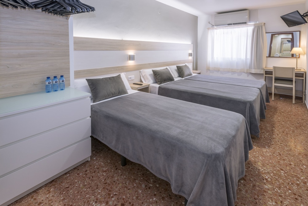 Superior Triple Room photo 2