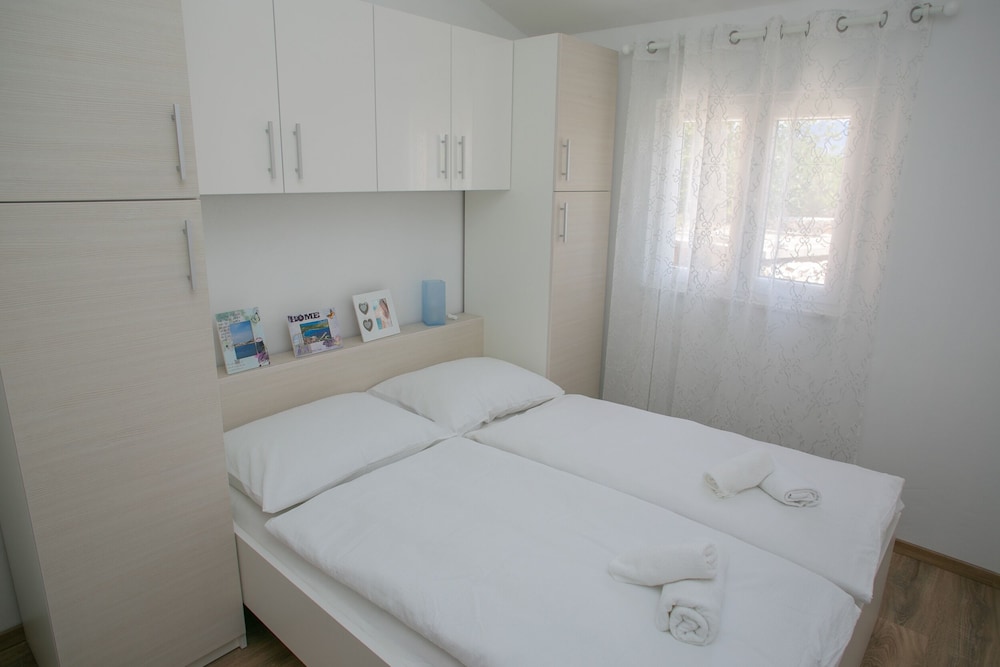 Deluxe House, 4 Bedrooms, Pool Access, Courtyard Area
