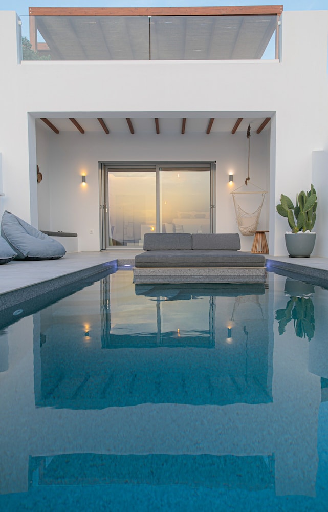 Superior Seafront Suite, Private Pool photo 2