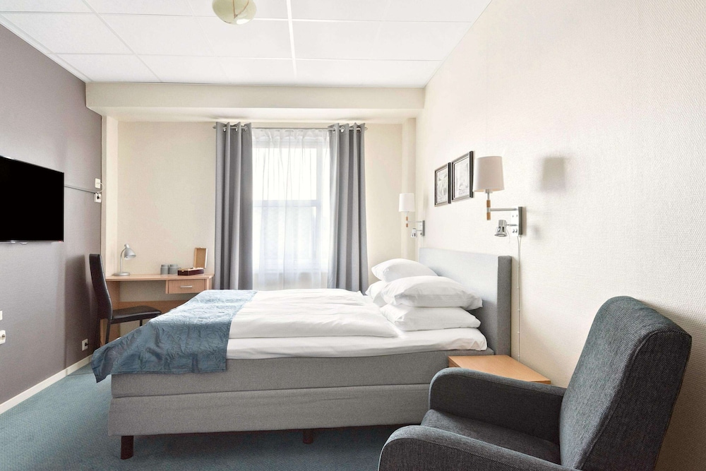 Standard Room, 1 Queen Bed, Non Smoking - Photo 1